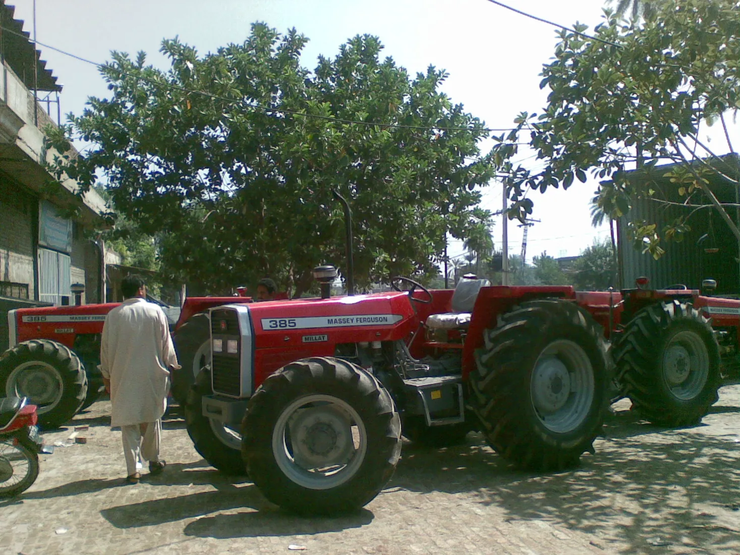 Massey Ferguson 4WD tractor for traction focused dealer export inquiries